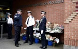 Le directeur général de la police nationale Frédéric Veaux (2e g) devant le commissariat de Roubaix, le 22 mai 2023 dans le Nord