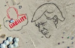 Le visage de Donald Trump dessiné sur une plage de Tel-Aviv, le 24 octobre 2025