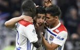 Le milieu de Lyon Nabil Fekir (c) est congratulé par ses équipiers Houssem Aouar (d) et Ferland Mendy après son but contre Nice au Groupama stadium, le 19 mai 2018