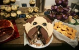 Des gâteaux vendus au Pugs & Pals cafe, bar dédié aux amoureux du carlin ("pug", en anglais), à Brick Lane, dans l'est de Londres, le 27 octobre 2017