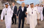 Le PDG de la F1 Stefano Domenicali (au centre) avec ses hôtes lors du GP de Bahreïn à Sakhir, le 20 mars 2022