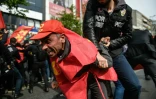 Un policier anti-émeute arrête un manifestant le 1er mai 2017 à Istanbul