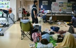 Des évacués se reposent dans un centre d'hébergement à Uki, dans la préfecture de Kumamoto, le 29 juillet 2026, au lendemain du séisme qui a frappé le sud-ouest du Japon