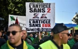 Des manifestants brandissent des pancartes contre des figures emblématiques du gouvernement d'Abdelaziz Bouteflika, à Alger, le 29 mars 2019