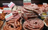 Différents types de saucisses  dans une boutique de Toulouse, le 27 décembre 2014