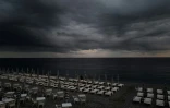 Les nuages s'amoncellent au-dessus de la Baie des Anges et de la plage, le long de la Promenade des Anglais à Nice, le 3 octobre 2021