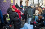 Des Berlinois attendent devant un magasin leur tour d'acheter une paire de chaussures-billets vendues par la société de transport en commun berlinoise, le 16 janvier 2018