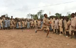 Des élèves d'une école primaire construite par le géant suisse Nestlé en 2013, dans le village ivoirien Goboué, le 7 mars 2016