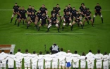 Les All Blacks exécutent le haka face aux XV de France, avant leur test-match, le 14 novembre 2017 au Groupama Stadium à Décines-Charpieu, près de Lyon