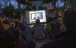 Des personnes regardent la retransmission de l'intervention de François Hollande sur France 2, sur la place Granvelle, à Besançon, le 14 avril 2016