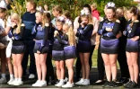 Des amies du groupe de pom-pom girls assistent aux funérailles d'Elsie Dot Stancombe, petite fille de sept ans tuée lors de l'attaque au couteau de Southport, le 23 août 2024 à Birkdale, dans le nord-ouest de l'Angleterre