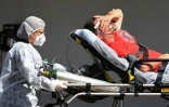Un malade souffrant du Covid-19 arrive à l'hôpital public de Brasilia, le 15 mars 2021 