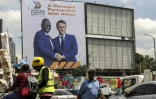 Affiche montrant les présidents kenyan William Ruto et français Emmanuel Macron, le 6 mai 2026 à Nairobi