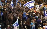 Des manifestants se heurtent à la police anti-émeute israélienne lors d'un mouvement de contestation contre le plan de réforme judiciaire du gouvernement à Tel-Aviv, le 24 juillet 2023