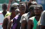Des migrants arrivent dans le port de Salerne après avoir été secourus en Méditerranée, le 29 juin 2017 en Italie