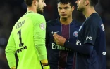 Le gardien allemand du PSG Kevin Trapp parle avec le défenseur Thiago Silva et le milieu Thiago Motta, en quittant le terrain après une blessure pendant le match de Ligue 1 face à Monaco, le 29 janvier 2017 à Paris
