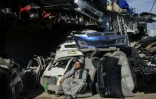 Un homme assis devant un commerce de pièces automobiles sur un marché près d'un poste-frontière entre l'Afghanistan et le Pakistan, dans le district de Spin Boldak, le 29 décembre 2025