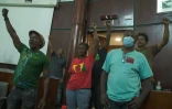 Capture d'image tirée d'une vidéo de l'AFPTV montrant des personnes en train de manifester en pleine séance du Conseil régional de la Guadeloupe, le 23 décembre 2021
