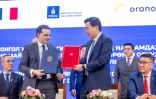 Le ministre français délégué chargé du Commerce extérieur Laurent Saint-Martin et le secrétaire général du gouvernement mongol Uchral Nyam-Osor, posent après la signature entre Orano et la Mongolie, à Oulan-Bator, le 17 janvier 2025