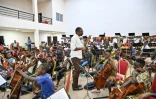 Le chef d'orchestre Fabrice Koffi lors de répétitions de la philarmonie d'Odienné, en Côte d'Ivoire, le 21 mai 2024