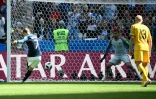 L'attaquant de l'équipe de France Antoine Griezmann transforme un penalty contre l'Australie lors du Mondial, le 16 juin 2018 à Kazan