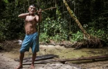 Un homme chasse dans la forêt de Pira Parana dans la province de Vaupes en Colombie, le 10 novembre 2023