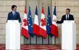 Le président Emmanuel Macron (d) et le Premier ministre canadien Justin Trudeau lors d'une conférence de presse à l'Elysée, le 16 avril 2018 à Paris