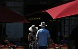 Un couple se déplace en pleine canicule à Bordeaux, le 25 juin 2026