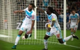 Rolando auteur du but victorieux de l'OM sur Caen, félicité par Bafétimbi Gomis, le 20 novembre 2016