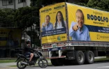 Des posters du candidat à la présidentielle Rodolfo Hernandez sur un camion dans une rue de Bucaramanga, le 18 juin 2022 en Colombie