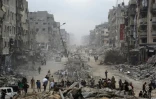 Des Palestiniens marchent au milieu de bâtiments détruits dans la ville de Gaza, le 12 octobre 2025, au troisième jour d'un cessez-le-feu entre Israël et le Hamas palestinien