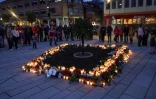 Des citoyens se recueillent à la mémoire des victimes de l'attaque, le 14 octobre 2021 à Kongsberg, en Norvège