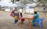 Deux femmes Maasaï s'enregistrent dans un dispensaire pour être vaccinées à  Kajiado (Kenya), le  9 septembre 2021