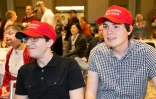 Des partisans de Trump coiffés d'une casquette qui reprend son slogan "Make America great again" (Rendre à l'Amérique sa grandeur) lors de la soirée électorale le 8 novembre 2016 à Dallas