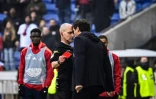 L'entraîneur portugais de l'OL, Paulo Fonseca, tête contre tête avec l'arbitre Bastien Millot, lors du match de la 24e journée de L1 contre Brest, le 2 mars 2025 à Décines-Charpieu, près de Lyon