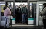 Des passagers prennent place dans une rame de métro, le 12 décembre 2019 à Paris