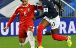 La Française Grace Geyoro (d) à la lutte avec la Serbe Nevena Damjanovic en match de qualifications à l'Euro-2021, le 9 novembre 2019 au Matmut-Atlantique de Bordeaux