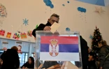 Un électeur vote lors des législatives, le 17 décembre 2023 à Belgrade, en Serbie