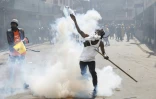 Un manifestant renvoie une grenade lacrymogène vers la police mardi à Nairobi au Kenya, le 25 juin 2024, lors d'une manifestation contre de nouvelles taxes