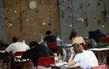 Des élèves passent l'épreuve de philosophie du baccalauréat à lycée Michel de Montaigne à Mulhouse, le 16 juin 2025 dans le Haut-Rhin