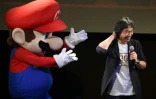 Le créateur de "Super Mario", Shigeru Miyamoto, aux côtés de son personnage, le 13 septembre 2015 à Tokyo