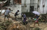 Photo transmise par la municipalité brésilienne de Recife montrant des secouristes et des habitants au milieu des débris charriés par les pluies torrentielles et les glissements de terrain qui ont frappé le nord-est du Brésil, le 28 mai 2022