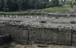 Des touristes visitent des vestiges de la ville fortifiée de Bibracte, ancienne capitale gauloise située en Bourgogne, le 23 août 2017