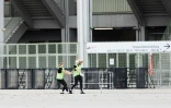 Des agents de sécurité enlèvent les barrières devant le stade où devait se produire Taylor Swift, le 8 août 2024, à Vienne en Autriche