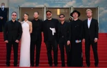 Le cinéaste russe Kirill Serebrennikov (c) entourés par les acteurs et membres de son équipe sur le tapis rouge du Festival de Cannes pour la projection de son film "La femme de Tchaïkovski", le 18 mai 2022 à Cannes