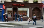 Des passants devant la nouvelle librairie des Presses universitaires de France à Paris le 16 mars 2016