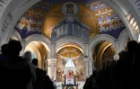 Des fidèles assistent à une messe dans la basilique Notre-Dame-du-Rosaire à Lourdes, le 6 novembre 2021, après une cérémonie à la mémoire des victimes de pédocriminalité 