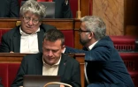 Le député français de La France insoumise (LFI) et de la coalition de gauche NUPES Eric Coquerel (g) s'entretient avec le député LFI Alexis Corbiere (d) à l'Assemblée nationale à Paris, le 30 mai 2023
