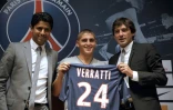 L'Italien Marco Verratti (c) lors de sa présentation officielle au PSG, entre le président Nasser Al-Khelaifi (g) et le directeur sportif Leonardo, le 18 juillet 2012 au Parc des Princes 