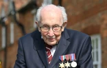 Le capitaine Tom Moore, ancien combattant, marche avec son déambulateur le long de son jardin pour lever des fonds destinés au NHS, dans le village de Marston Moretaine au nord de Londres le 16 avril 2020